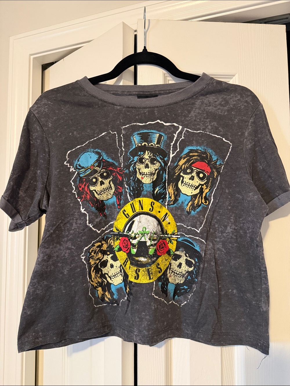 Guns N' Roses Cropped Graphic Tee — Vintage Black Skull Band Shirt